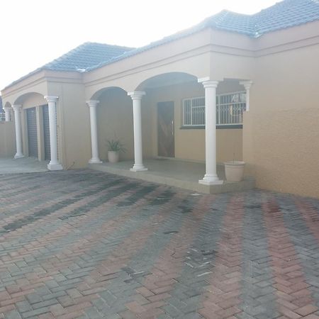 Alicia'S B&B Roodepoort Bagian luar foto