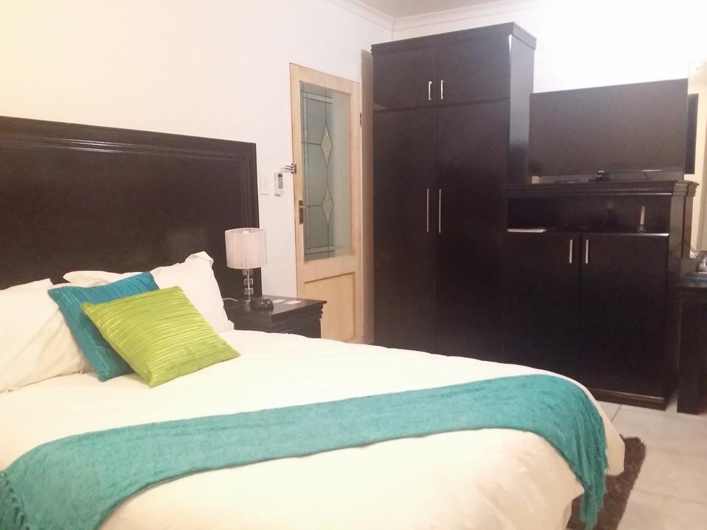 Alicia'S B&B Roodepoort Bagian luar foto