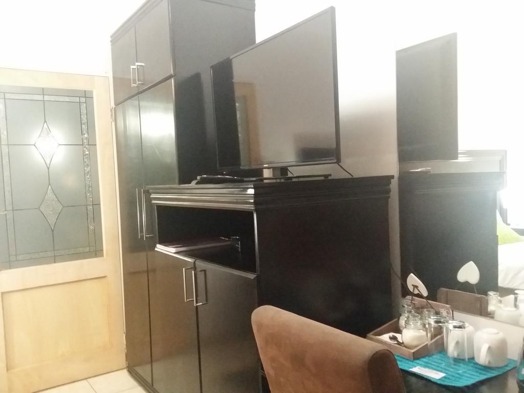 Alicia'S B&B Roodepoort Bagian luar foto