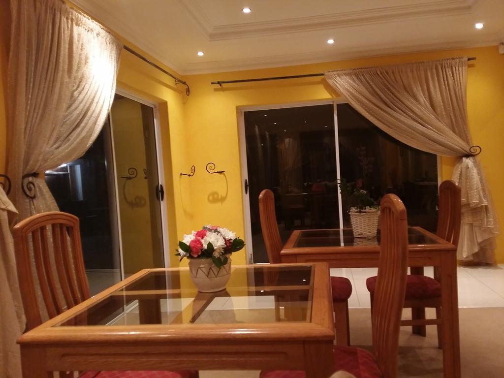 Alicia'S B&B Roodepoort Bagian luar foto