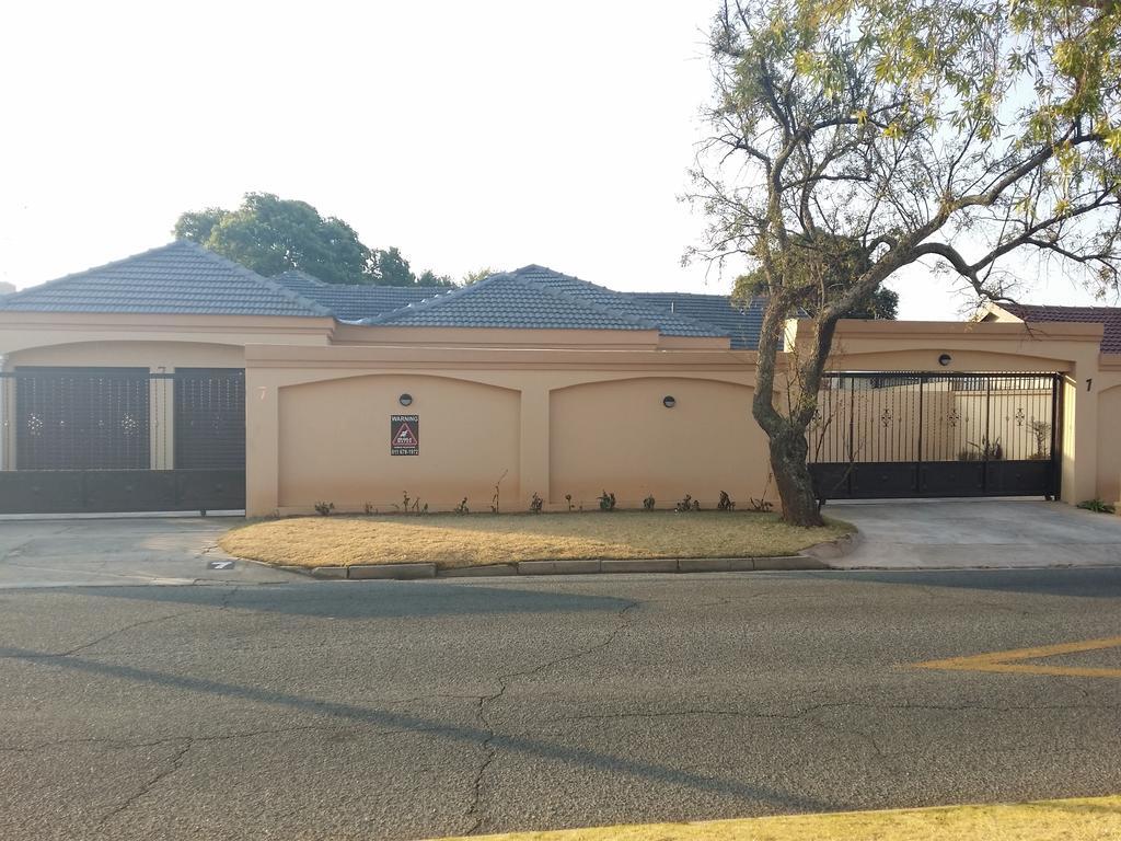 Alicia'S B&B Roodepoort Bagian luar foto