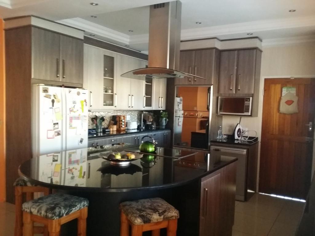 Alicia'S B&B Roodepoort Bagian luar foto