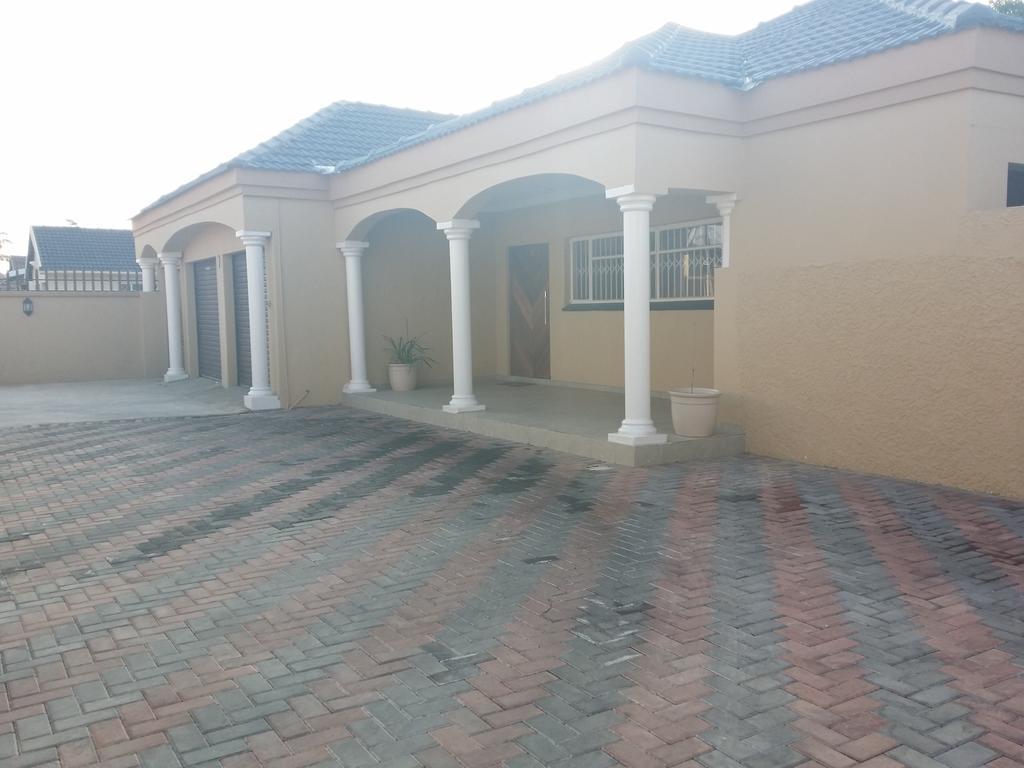 Alicia'S B&B Roodepoort Bagian luar foto